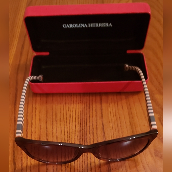 Carolina Herrera Accessories - Carolina Herrera brown tortoise shell sunglasses with case